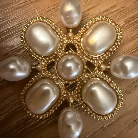 Elegant Gold and Pearl Brooch 2 inch - Picture 2 of 3
